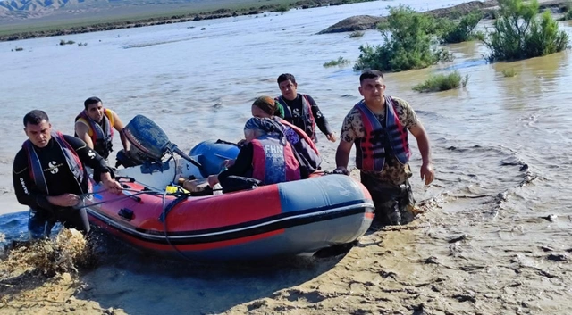 Hacıqabulda sel nəticəsində köməksiz qalan vətəndaşların təxliyə görüntüləri